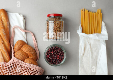 Rifiuti zero shopping alimentare. eco sacchetti naturali e vaso di vetro con cibo, eco friendly, piatto laici. Uno stile di vita sostenibile concetto. plastica elementi gratuiti. Il riutilizzo Foto Stock