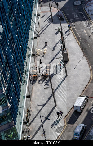 London street viste dalla Tate Modern Blavatnik edificio livello visualizzazione guardando verso il basso sulla strada estiva e Neo Bankside. Foto Stock