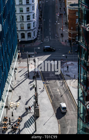 London street viste dalla Tate Modern Blavatnik edificio livello visualizzazione guardando verso il basso sulla strada estiva e Neo Bankside. Foto Stock
