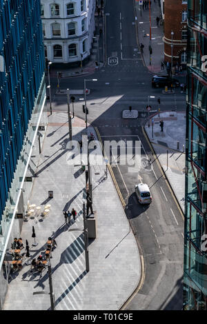 London street viste dalla Tate Modern Blavatnik edificio livello visualizzazione guardando verso il basso sulla strada estiva e Neo Bankside. Foto Stock