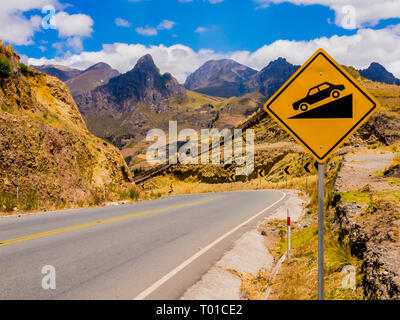 Ecuador, panoramica strada tortuosa attraverso il paesaggio andino di Toachi river canyon Foto Stock