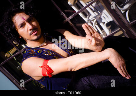 Bollywood dancer man over background urbano Foto Stock