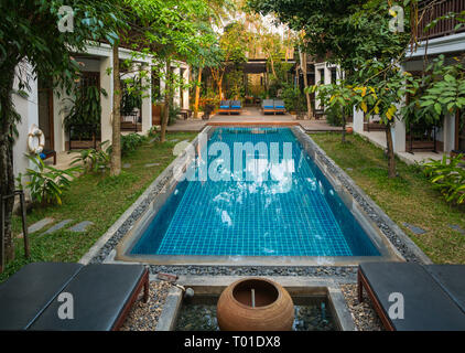 Le Sen Boutique Hotel cortile con piscina e lettini prendisole, Lunag Prabang, Laos, sud-est asiatico Foto Stock