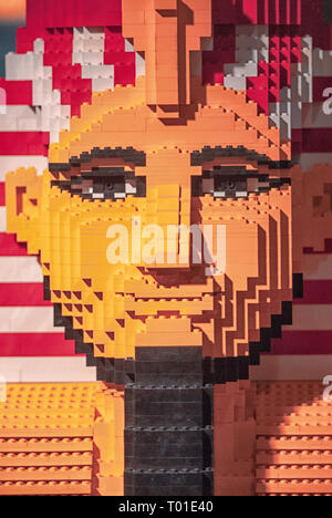 Il faraone egiziano statua costruita utilizzando blocchi di Lego Foto Stock