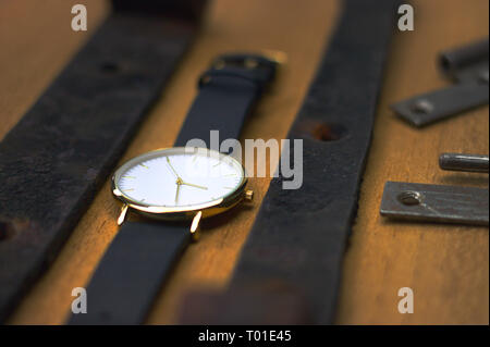 Primo piano della golden wristwacth sul tavolo di legno. Foto Stock