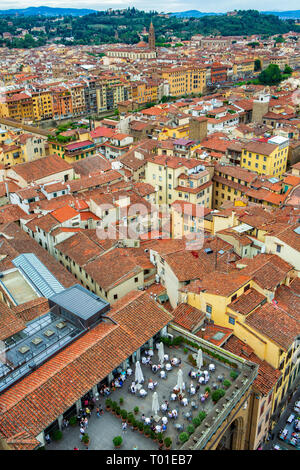 Il ristorante sul tetto sopra la Loggia dei Lanzi, visto da Palazzo Vecchio a Firenze, Toscana, Italia Foto Stock