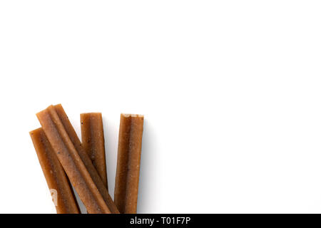 Cane snack stick masticare dentale isolati su sfondo bianco. Bastoni dentale vista dall'alto. - Immagine Foto Stock