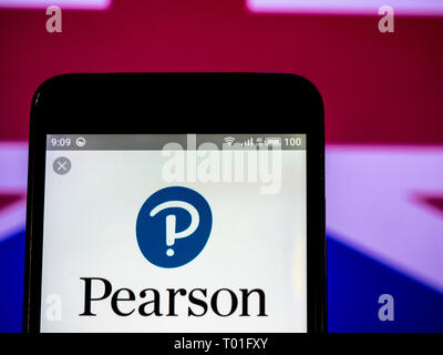 Pearson PLC logo che si vede visualizzato sul telefono intelligente. Foto Stock