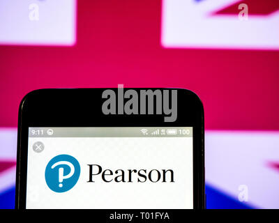 Pearson PLC logo che si vede visualizzato sul telefono intelligente. Foto Stock
