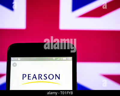 Pearson PLC logo che si vede visualizzato sul telefono intelligente. Foto Stock