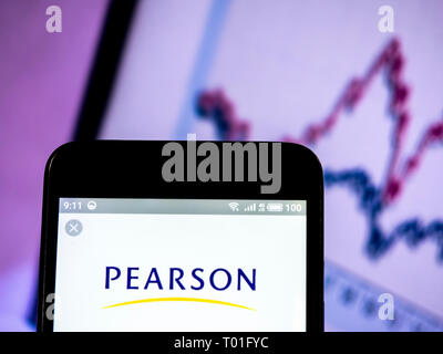 Pearson PLC logo che si vede visualizzato sul telefono intelligente. Foto Stock