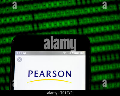 Pearson PLC logo che si vede visualizzato sul telefono intelligente. Foto Stock