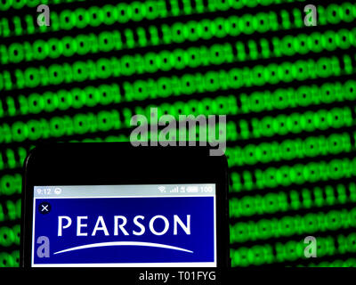 Pearson PLC logo che si vede visualizzato sul telefono intelligente. Foto Stock