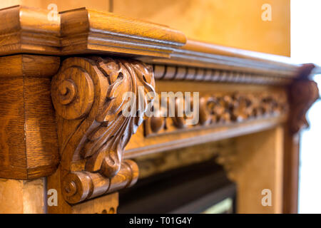 Close-up di dettaglio in legno intagliato pezzo decorativo di mobili con ornamenti floreali realizzati in legno naturale. Arte e Artigianato di design. Foto Stock