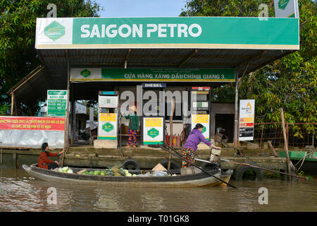 Phong Dien, Vietnam - 31 dicembre 2017. Una barca di mercato si ferma per fare rifornimento sul fiume al Phong Dien Mercato Galleggiante vicino a Can Tho del Mekong Delt Foto Stock