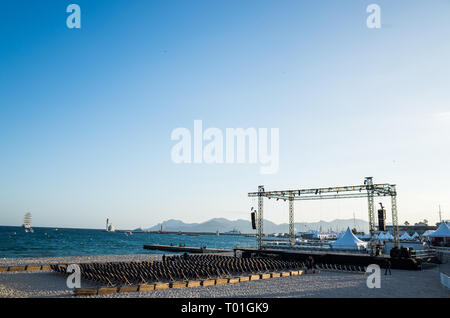 CANNES,FRANCIA-maggio 12: un temporaneo del cinema è costruito nella spiaggia di Cannes, ogni notte un vecchio film che hanno reso il festival viene visualizzato per il pubblico su Foto Stock