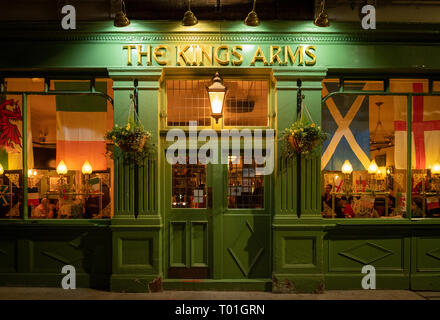 Il Kings Arms Pub, off Borough High street su Newcomen Street, Londra, notte illuminata. Foto Stock