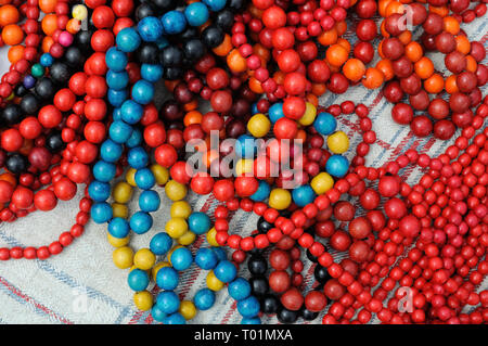 Close-up di tradizionale ucraino colorate perline di legno Foto Stock