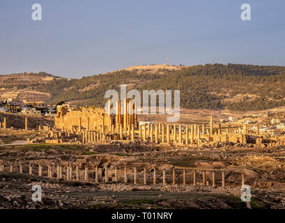 Vista verso il tempio di Artemide, tramonto, Jerash Jerash, Governatorato, Giordania Foto Stock