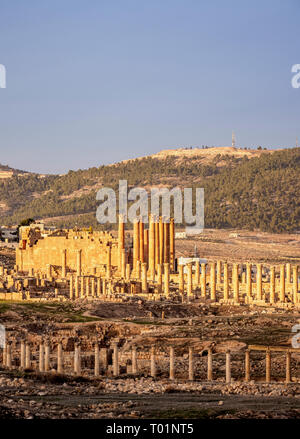 Vista verso il tempio di Artemide, tramonto, Jerash Jerash, Governatorato, Giordania Foto Stock