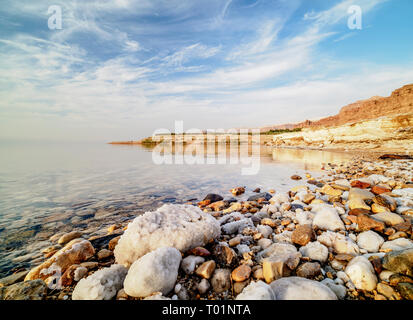 Formazioni di sale sulla riva del Mar Morto, Karak Governatorato, Giordania Foto Stock