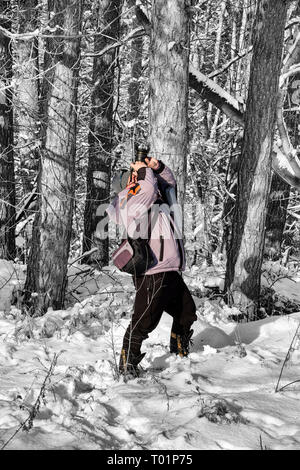 Fotografo in una foresta spettrale fotografie qualcosa su un albero Foto Stock