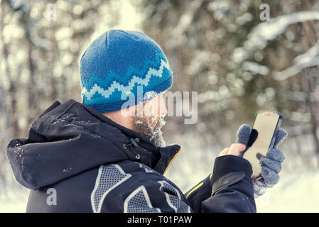 Tourist sono andati persi nella foresta e inserisce le coordinate nel sistema GPS Navigator Foto Stock