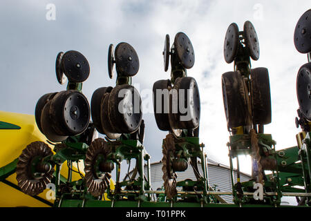 Dettaglio di una fila di 20 piantare semi implementare in una farm equipment auction, su una fattoria in Bond County, Illinois Foto Stock