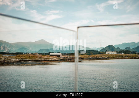 I pannelli di vetro del punto di vista Askevågen sull'Atlantico strada turistica nazionale percorso vicino Hustad in Norvegia Foto Stock