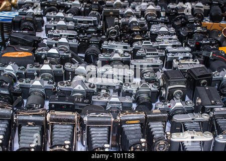 Telecamere antiquate in vendita presso il mercato Naschmarkt Linke Wienzeile mercato delle pulci Mercato antiquario. Vienna. Austria. Foto Stock