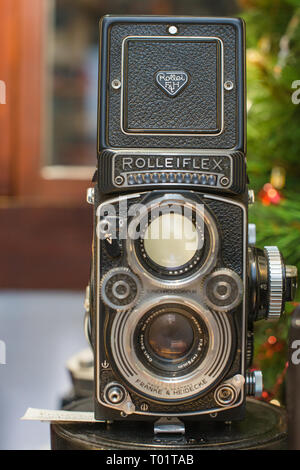 Una Rolleiflex planare 3.5E TLR Fotocamera di visualizzazione con il cofano aperto e alla lente di ingrandimento sollevata. Foto Stock