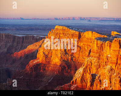 Palisades del deserto visto dalla vista del deserto si affacciano, il Parco Nazionale del Grand Canyon. Deserto Dipinto e vermiglio scogliere in distanza. Foto Stock