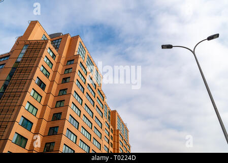 Centro Business. Edificio di mattoni rossi con finestre verdi contro il cielo. Foto Stock