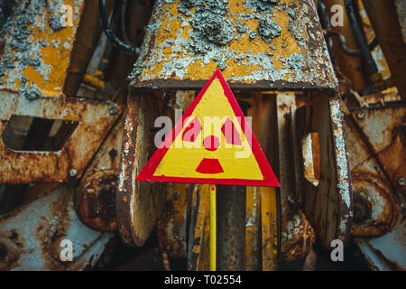 Segno di radiazione - triangolo giallo di avviso segno di pericolo di radiazioni nella zona delle ricadute radioattive nel pripjat città. Chernobyl zona di esclusione Foto Stock