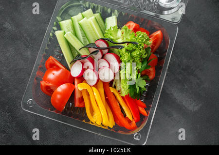 Assortimento di verdure fresche in confezioni di plastica. Concetto di cibo, ristorante, catering, menu Foto Stock