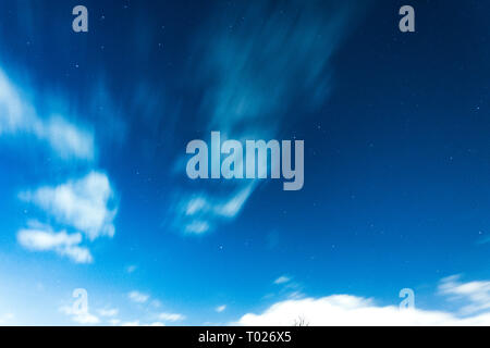Blu elettrico cielo notturno con stelle luminose e le nuvole che passa da qualche parte a Londra. Foto Stock