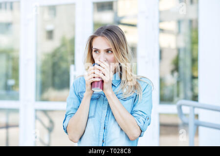 Giovane donna beve caffè la mattina. Concetto di stile di vita urbana, gioventù Foto Stock