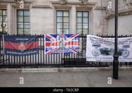 Ex-combattenti e British veterani militari protesta contro le ingiuste caccia alle streghe contro soldati servita in Irlanda del Nord. Foto Stock