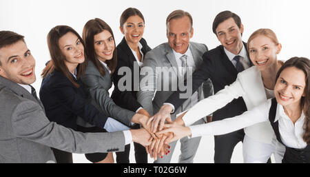 La gente di affari gruppo team tenere mani di pelo, imprenditori mettendo la mano sulla parte superiore di ogni altro, isolato su sfondo bianco Foto Stock