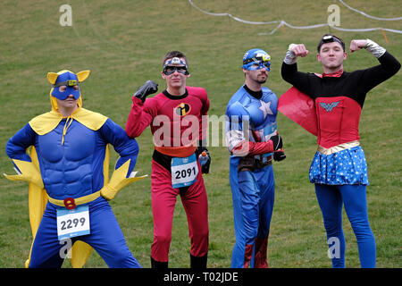 INNERLEITHEN, Traquair House & Break, UK. 16.Mar.2019. Xiii Mighty Deerstalker avventura gara didascalia: Fancy Dress all'ordine del giorno per alcuni dei partecipanti nella possente Deerstalker xiii Mighty Deerstalker, gara ratto sport di avventura. La più stravagante, di notte, trail running evento nel calendario britannico 3000 hardy traccia corridori sarà la rubrica di Traquair House, Orpington, in Scottish Borders, per il Potente Deerstalker, il più grande e più impegnativi 'do in Tweed' notte a tema esegui per essere messa in scena nel Regno Unito. (Foto: Rob grigio) Foto Stock