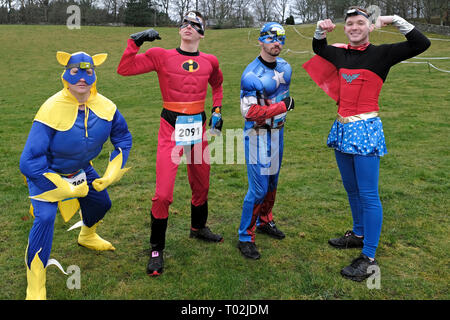 INNERLEITHEN, Traquair House & Break, UK. 16.Mar.2019. Xiii Mighty Deerstalker avventura gara didascalia: Fancy Dress all'ordine del giorno per alcuni dei partecipanti nella possente Deerstalker xiii Mighty Deerstalker, gara ratto sport di avventura. La più stravagante, di notte, trail running evento nel calendario britannico 3000 hardy traccia corridori sarà la rubrica di Traquair House, Orpington, in Scottish Borders, per il Potente Deerstalker, il più grande e più impegnativi 'do in Tweed' notte a tema esegui per essere messa in scena nel Regno Unito. (Foto: Rob grigio) Foto Stock