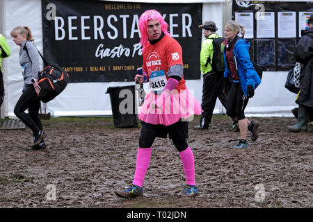 INNERLEITHEN, Traquair House & Break, UK. 16.Mar.2019. Xiii Mighty Deerstalker avventura gara didascalia: Fancy Dress all'ordine del giorno per alcuni dei partecipanti nella possente Deerstalker xiii Mighty Deerstalker, gara ratto sport di avventura. La più stravagante, di notte, trail running evento nel calendario britannico 3000 hardy traccia corridori sarà la rubrica di Traquair House, Orpington, in Scottish Borders, per il Potente Deerstalker, il più grande e più impegnativi 'do in Tweed' notte a tema esegui per essere messa in scena nel Regno Unito. (Foto: Rob grigio) Foto Stock