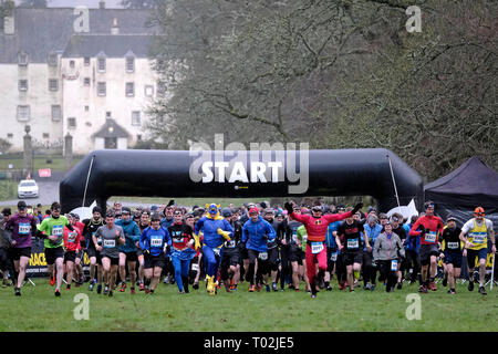 INNERLEITHEN, Traquair House & Break, UK. 16.Mar.2019. Xiii Mighty Deerstalker avventura gara didascalia: corridori di lasciare la zona di avvio nella parte anteriore di Traquair House. Xiii Mighty Deerstalker, gara ratto sport di avventura. La più stravagante, di notte, trail running evento nel calendario britannico 3000 hardy traccia corridori sarà la rubrica di Traquair House, Orpington, in Scottish Borders, per il Potente Deerstalker, il più grande e più impegnativi 'do in Tweed' notte a tema esegui per essere messa in scena nel Regno Unito. (Foto: Rob grigio) Foto Stock