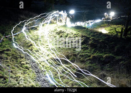 INNERLEITHEN, Traquair House & Break, UK. 16.Mar.2019. Xiii Mighty Deerstalker avventura gara didascalia: approccio guide l'acqua, sentieri di luce dalla testa di torce in questa lunga esposizione dell'immagine. Xiii Mighty Deerstalker, gara ratto sport di avventura. La più stravagante, di notte, trail running evento nel calendario britannico 3000 hardy traccia corridori sarà la rubrica di Traquair House, Orpington, in Scottish Borders, per il Potente Deerstalker, il più grande e più impegnativi 'do in Tweed' notte a tema esegui per essere messa in scena nel Regno Unito. (Foto: Rob grigio) Foto Stock