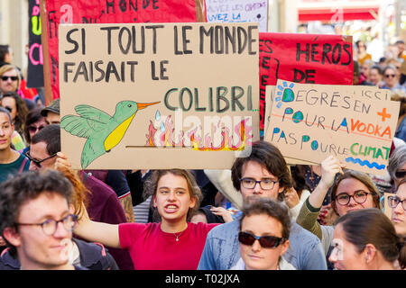 Lione, Francia. 16 marzo 2019. I dimostranti sono visti in Lione centro-orientale (Francia) il 16 marzo 2019, tenendo i segni che prendono parte al 'Marco del secolo", che esigono risposte al cambiamento climatico. Foto di credito: Serge Mouraret/Alamy Stock Photo credit: Serge Mouraret/Alamy Live News Foto Stock