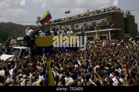 Valencia, Carabobo, Venezuela. 16 Mar, 2019. Marzo 16, 2019. I venezuelani participing in strada incontro di Pentecoste intering il presidente del Venezuela Juan Guaido. La legge è stata in Cedeño aveneu, nella città di Valencia del Carabobo stato. Foto: Juan Carlos Hernandez Credito: Juan Carlos Hernandez/ZUMA filo/Alamy Live News Foto Stock