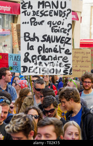 Lione, Francia. 16 marzo 2019. I dimostranti sono visti in Lione centro-orientale (Francia) il 16 marzo 2019, tenendo i segni che prendono parte al 'Marco del secolo", che esigono risposte al cambiamento climatico. Foto di credito: Serge Mouraret/Alamy Stock Photo credit: Serge Mouraret/Alamy Live News Foto Stock