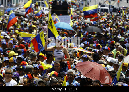 Valencia, Carabobo, Venezuela. 16 Mar, 2019. Marzo 16, 2019. I venezuelani participing in strada incontro di Pentecoste intering il presidente del Venezuela Juan Guaido. La legge è stata in Cedeño aveneu, nella città di Valencia del Carabobo stato. Foto: Juan Carlos Hernandez Credito: Juan Carlos Hernandez/ZUMA filo/Alamy Live News Foto Stock