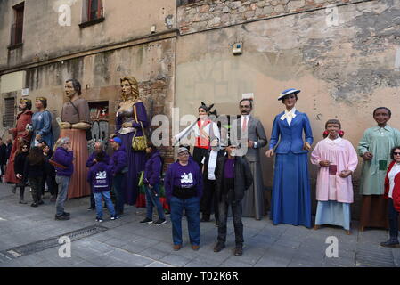 Barcelona, Barcelona, Spagna. 16 Mar, 2019. Festaioli sono visto in piedi intorno al Gigantes' (Gigants) durante la celebrazione.Il quartiere Raval di Barcellona, Spagna, che celebra la Santa Madrona festival con una parata di ''˜gigantes' (Giants) e ''˜cabezudos' (teste grandi), nel distretto di strade. Santa Madrona festival è stato detenuto prima di otto anni fa con l intento di promuovere il legame con la figura di Santa Madrona con il quartiere del Raval. Credito: John Milner/SOPA Immagini/ZUMA filo/Alamy Live News Foto Stock