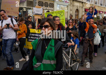 Lione, Francia. 16 marzo 2019. I dimostranti sono visti in Lione centro-orientale (Francia) il 16 marzo 2019, tenendo i segni che prendono parte al 'Marco del secolo", che esigono risposte al cambiamento climatico. Foto di credito: Serge Mouraret/Alamy Stock Photo credit: Serge Mouraret/Alamy Live News Foto Stock